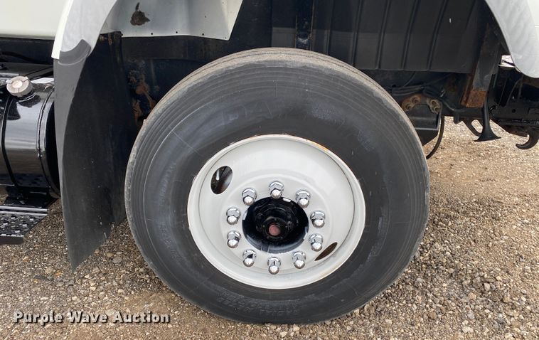 image for item JW9319 2006 International 7600  toter truck