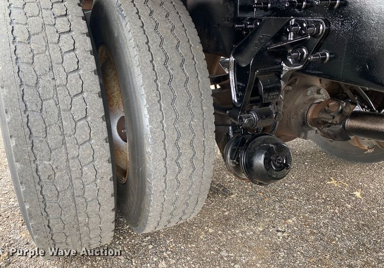 image for item JW9319 2006 International 7600  toter truck