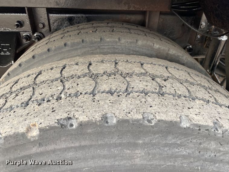 image for item JW9319 2006 International 7600  toter truck