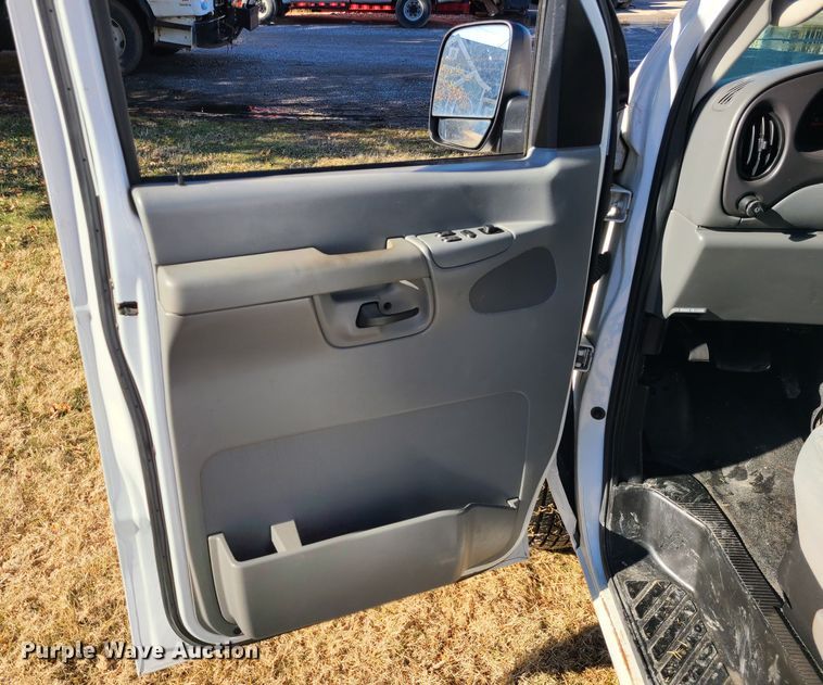 image for item JW9960 2006 Ford E150  van