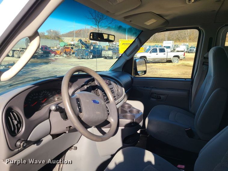 image for item JW9960 2006 Ford E150  van