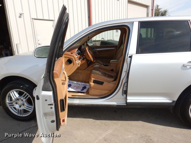 image for item JZ9045 2004 Porsche Cayenne S  SUV