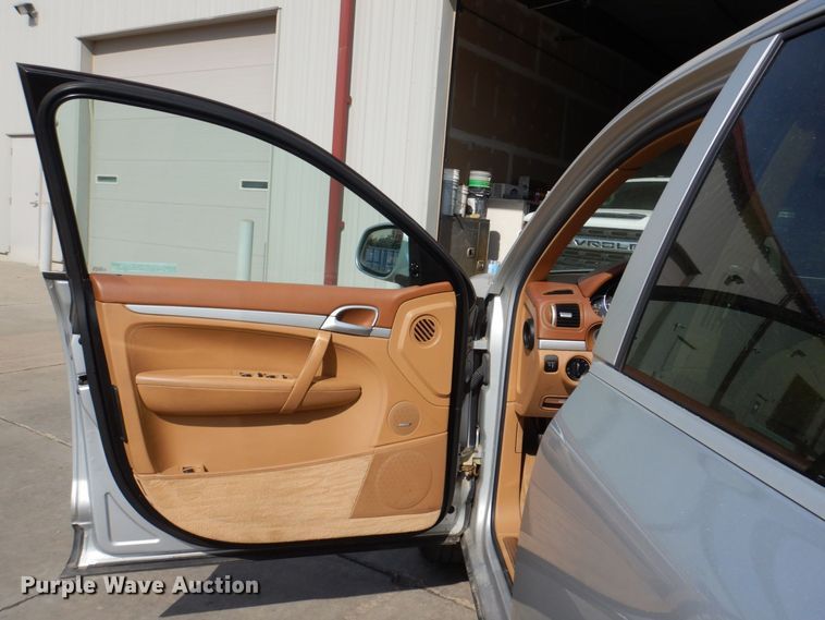 image for item JZ9045 2004 Porsche Cayenne S  SUV