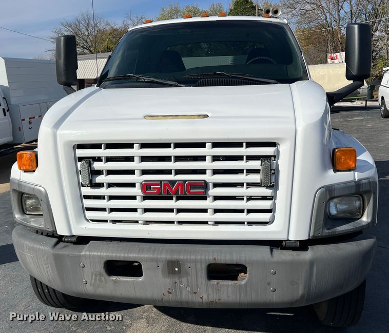 image for item KF9735 2004 GMC C7500  utility / service truck