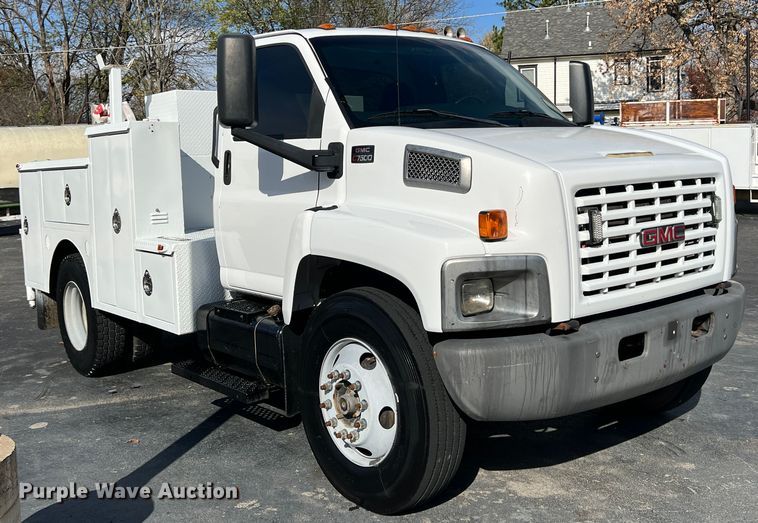 image for item KF9735 2004 GMC C7500  utility / service truck
