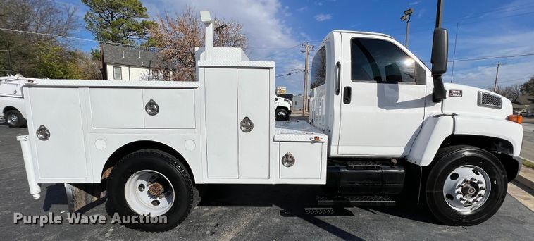 image for item KF9735 2004 GMC C7500  utility / service truck