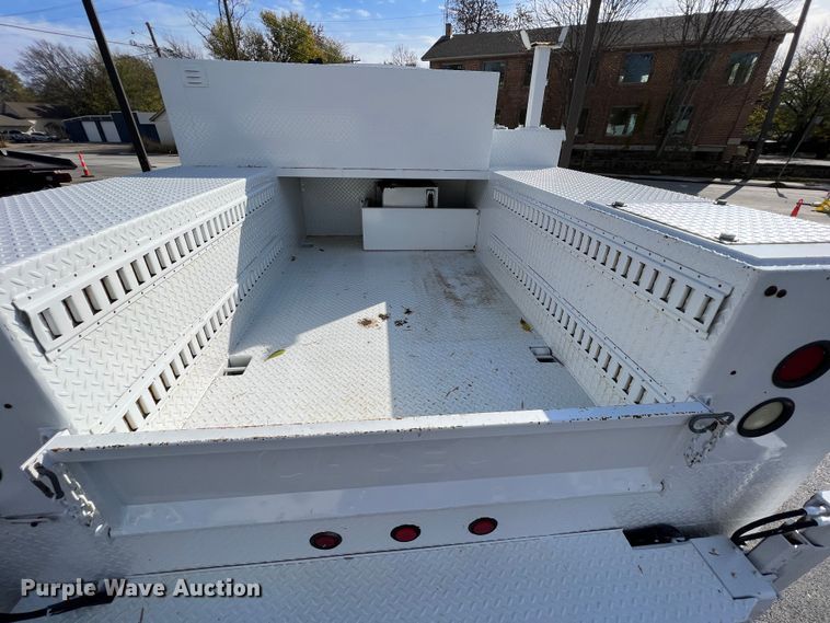 image for item KF9735 2004 GMC C7500  utility / service truck