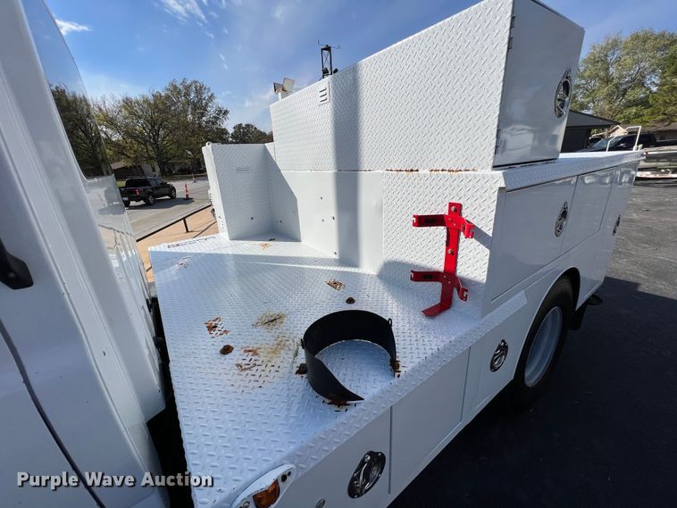 image for item KF9735 2004 GMC C7500  utility / service truck