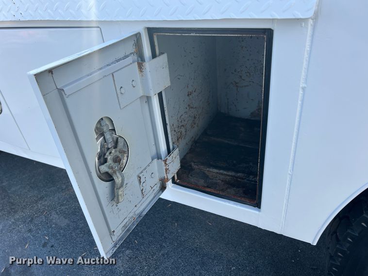 image for item KF9735 2004 GMC C7500  utility / service truck