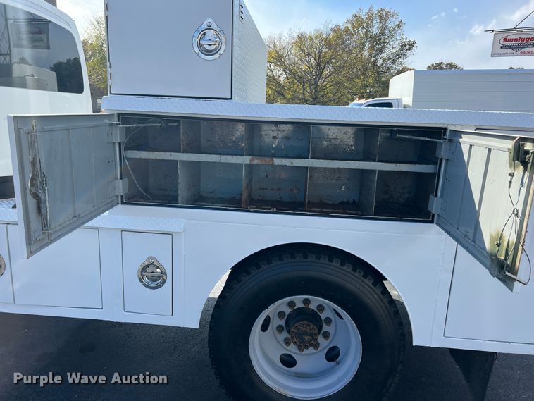 image for item KF9735 2004 GMC C7500  utility / service truck