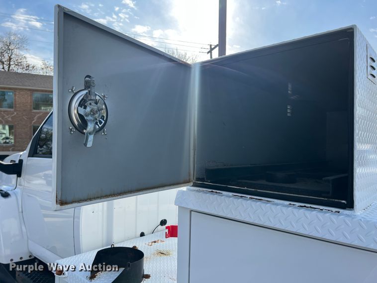 image for item KF9735 2004 GMC C7500  utility / service truck