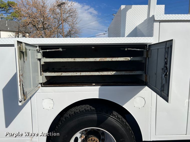 image for item KF9735 2004 GMC C7500  utility / service truck