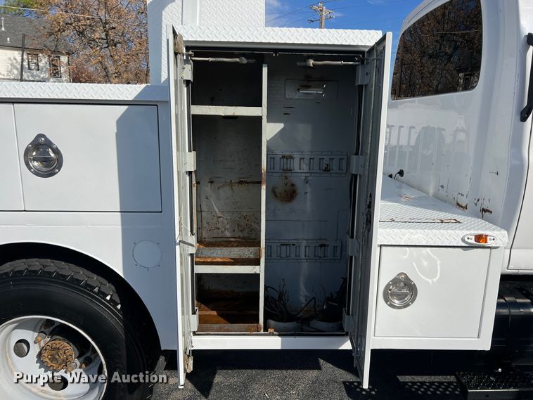 image for item KF9735 2004 GMC C7500  utility / service truck