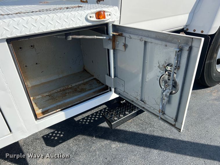 image for item KF9735 2004 GMC C7500  utility / service truck