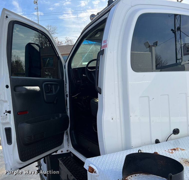 image for item KF9735 2004 GMC C7500  utility / service truck