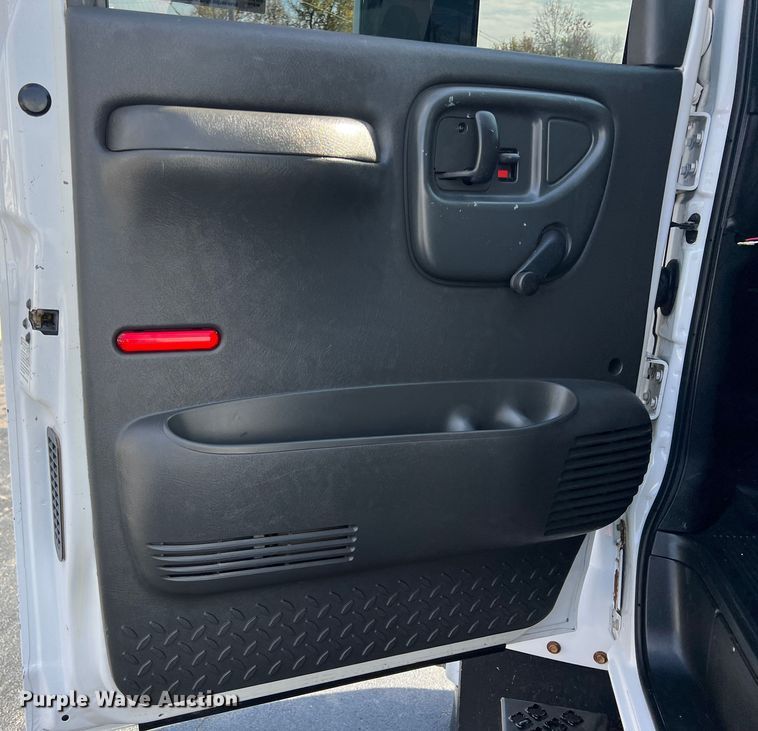 image for item KF9735 2004 GMC C7500  utility / service truck