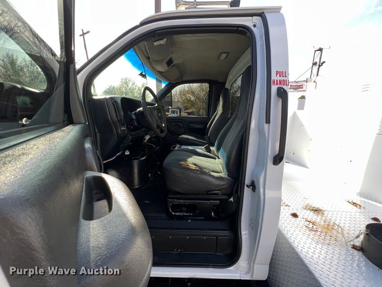 image for item KF9735 2004 GMC C7500  utility / service truck