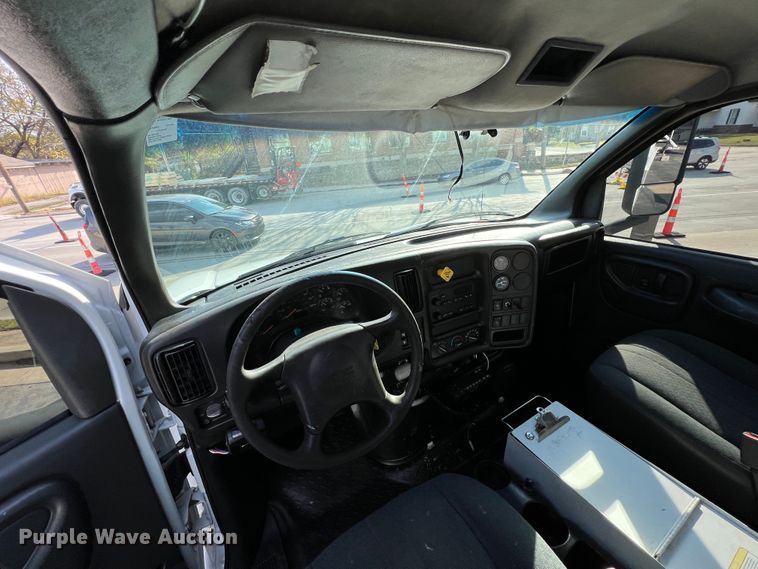 image for item KF9735 2004 GMC C7500  utility / service truck