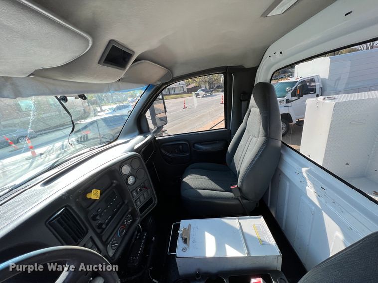 image for item KF9735 2004 GMC C7500  utility / service truck