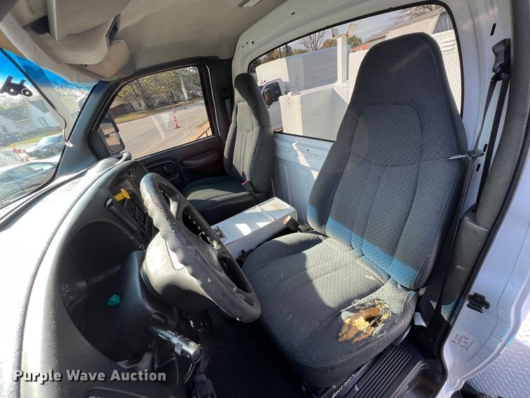 image for item KF9735 2004 GMC C7500  utility / service truck