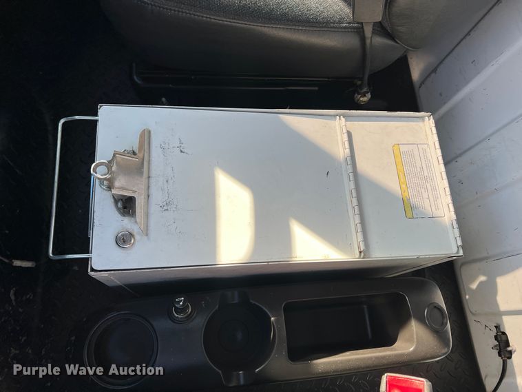 image for item KF9735 2004 GMC C7500  utility / service truck