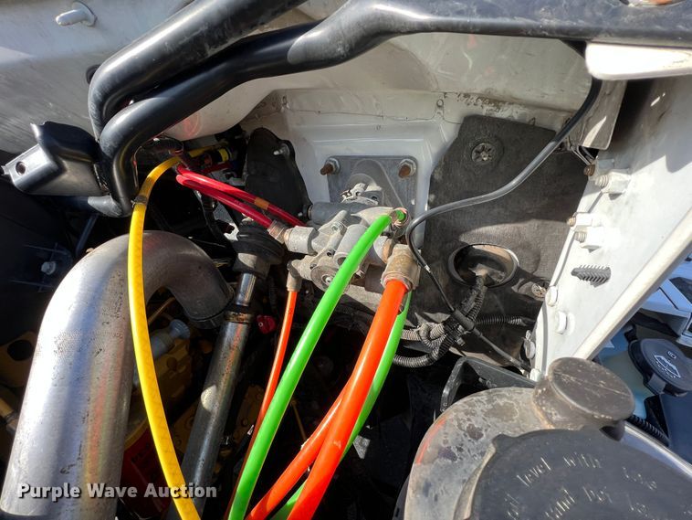 image for item KF9735 2004 GMC C7500  utility / service truck