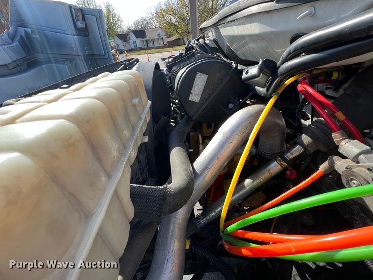 image for item KF9735 2004 GMC C7500  utility / service truck