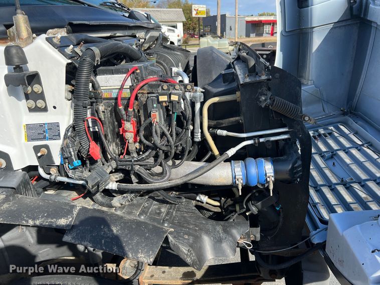 image for item KF9735 2004 GMC C7500  utility / service truck