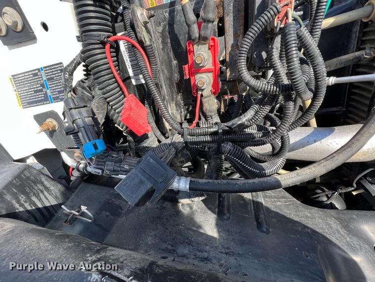 image for item KF9735 2004 GMC C7500  utility / service truck