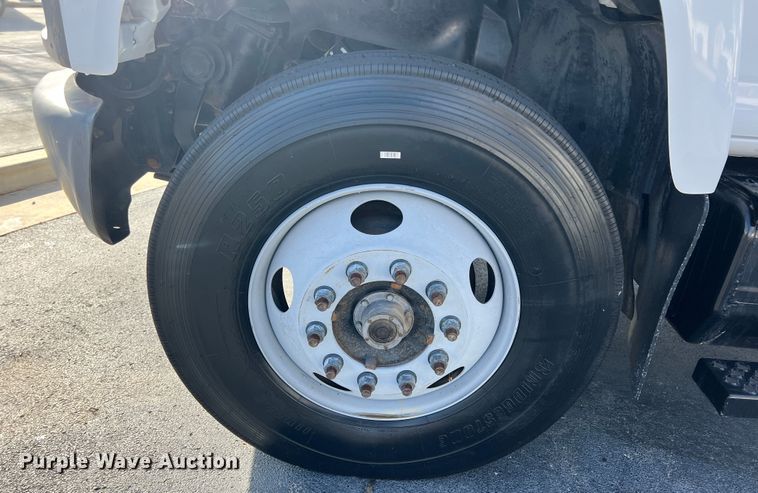 image for item KF9735 2004 GMC C7500  utility / service truck