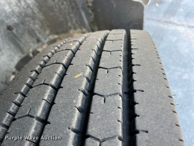 image for item KF9735 2004 GMC C7500  utility / service truck