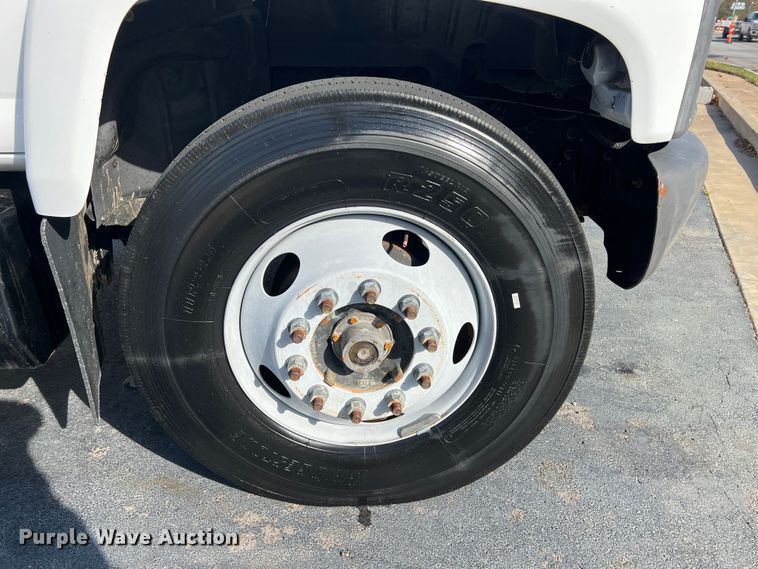 image for item KF9735 2004 GMC C7500  utility / service truck