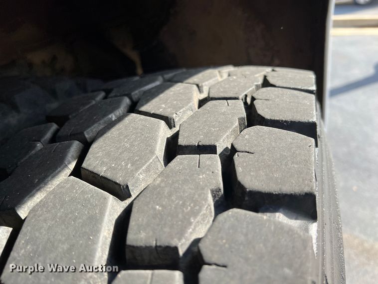 image for item KF9735 2004 GMC C7500  utility / service truck