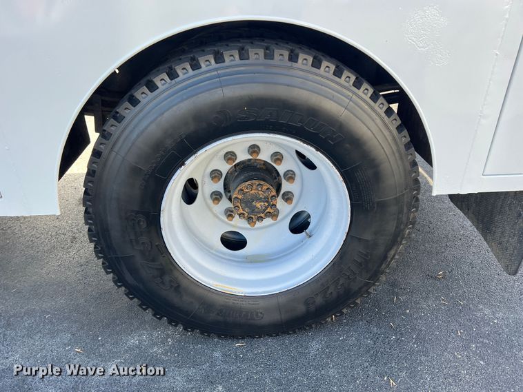 image for item KF9735 2004 GMC C7500  utility / service truck