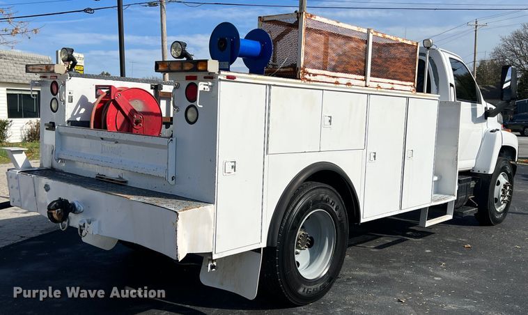 image for item KF9736 2005 Chevrolet C7500  utility / service truck