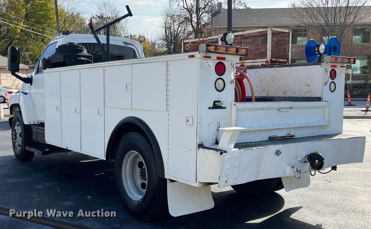 image for item KF9736 2005 Chevrolet C7500  utility / service truck