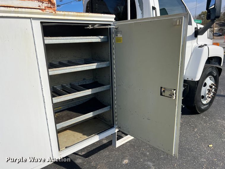 image for item KF9736 2005 Chevrolet C7500  utility / service truck