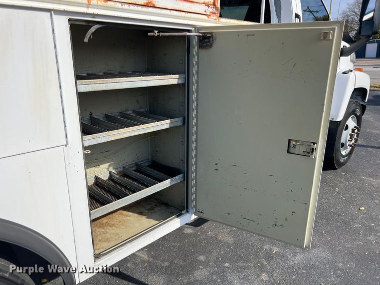 image for item KF9736 2005 Chevrolet C7500  utility / service truck