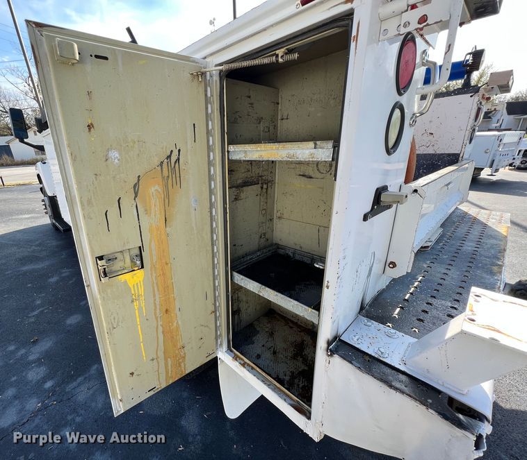 image for item KF9736 2005 Chevrolet C7500  utility / service truck