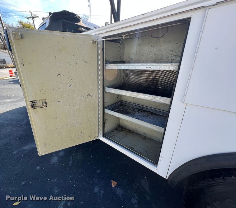 image for item KF9736 2005 Chevrolet C7500  utility / service truck