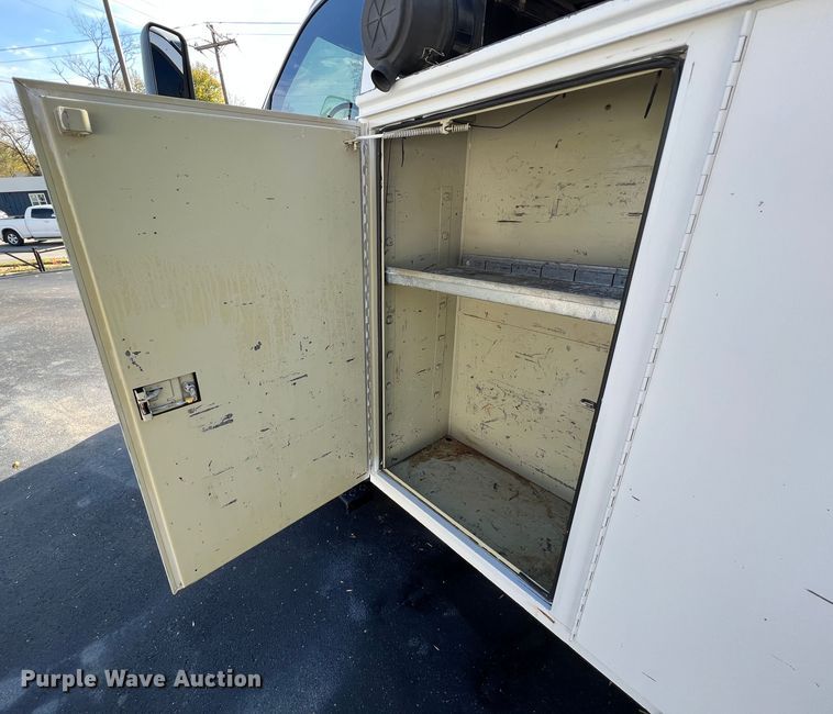 image for item KF9736 2005 Chevrolet C7500  utility / service truck