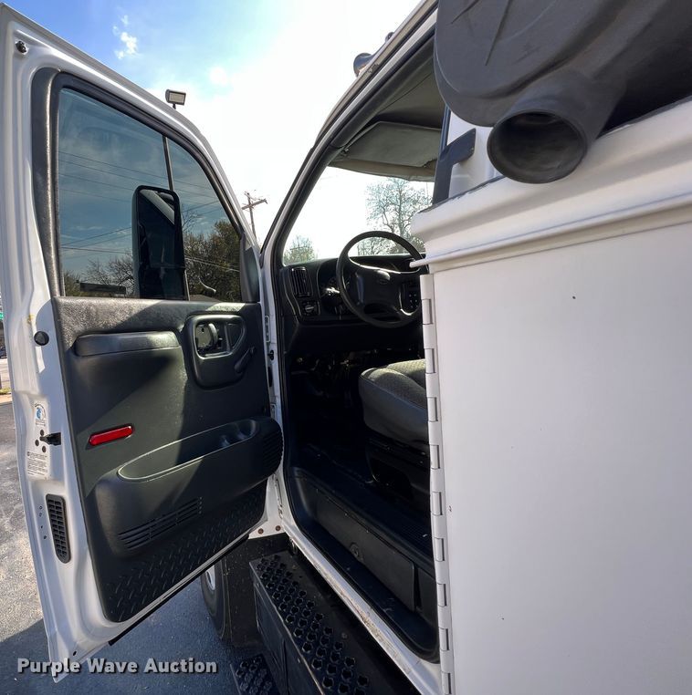 image for item KF9736 2005 Chevrolet C7500  utility / service truck