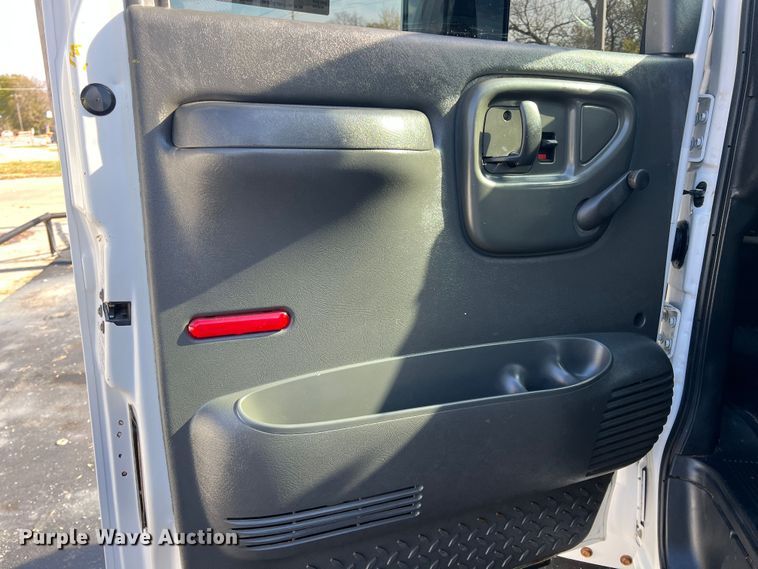 image for item KF9736 2005 Chevrolet C7500  utility / service truck