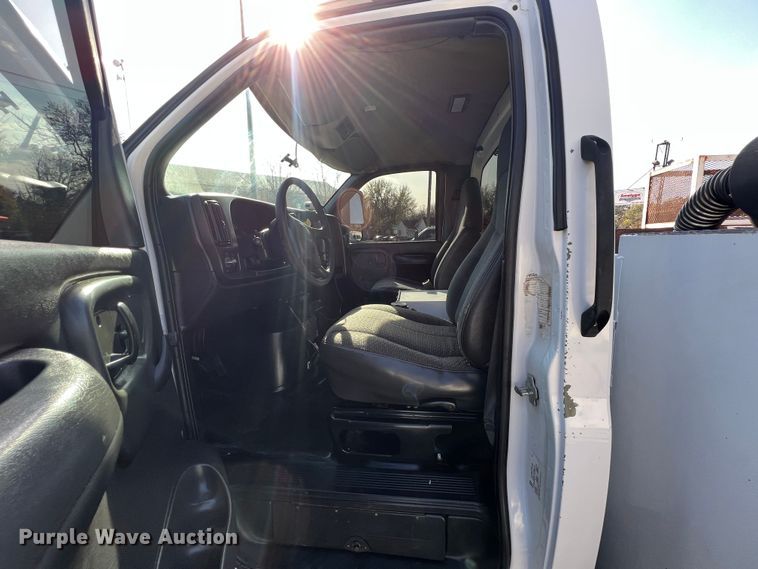 image for item KF9736 2005 Chevrolet C7500  utility / service truck