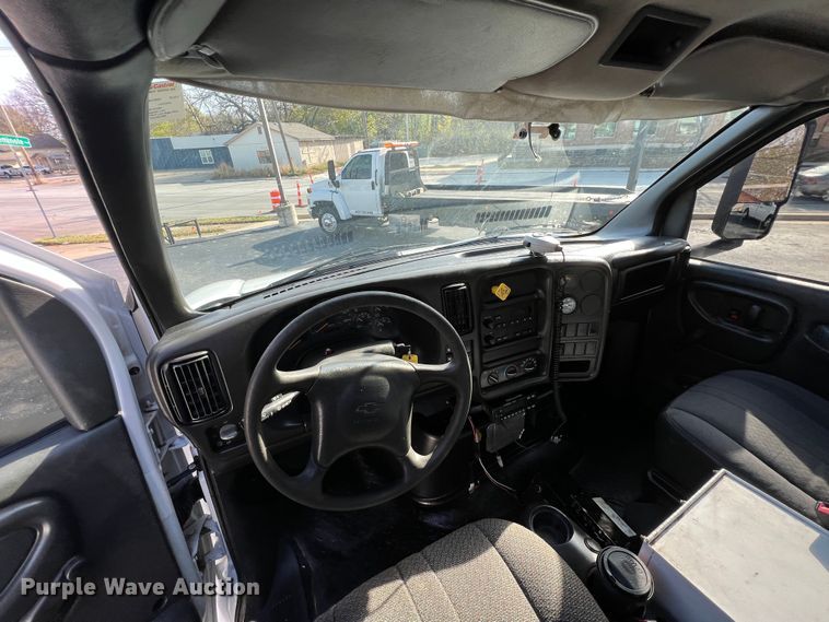 image for item KF9736 2005 Chevrolet C7500  utility / service truck