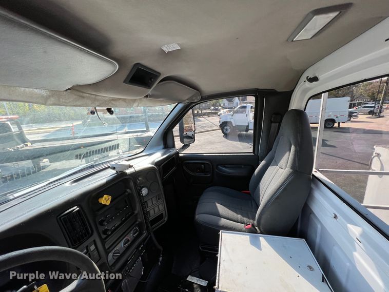 image for item KF9736 2005 Chevrolet C7500  utility / service truck