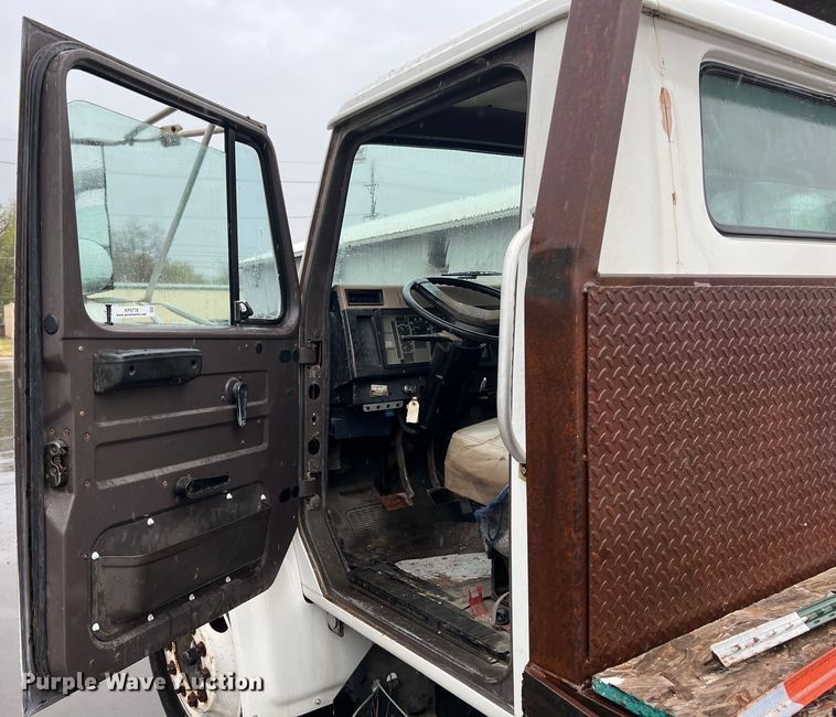 image for item KF9778 1992 International 4700 flatbed truck