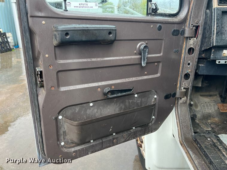 image for item KF9778 1992 International 4700 flatbed truck