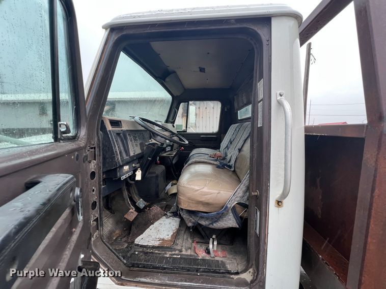 image for item KF9778 1992 International 4700 flatbed truck