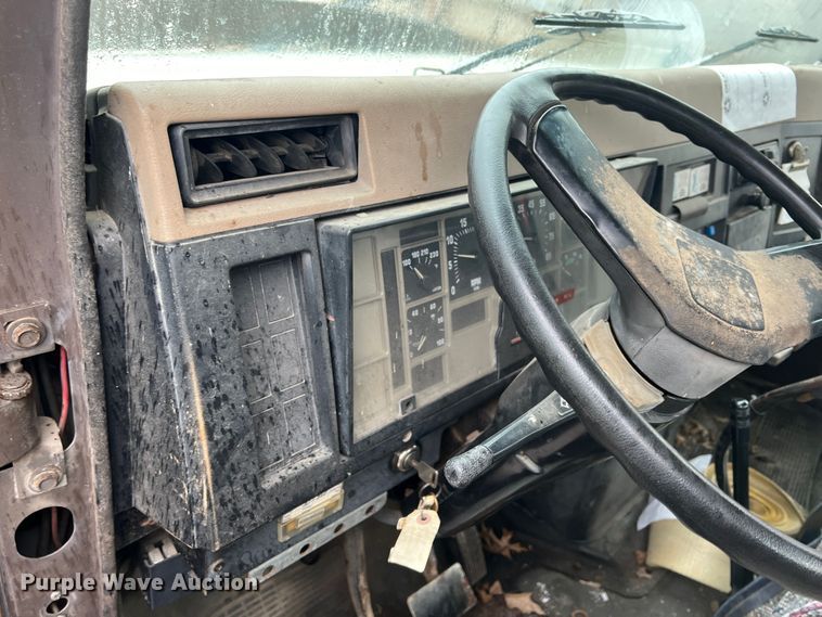 image for item KF9778 1992 International 4700 flatbed truck